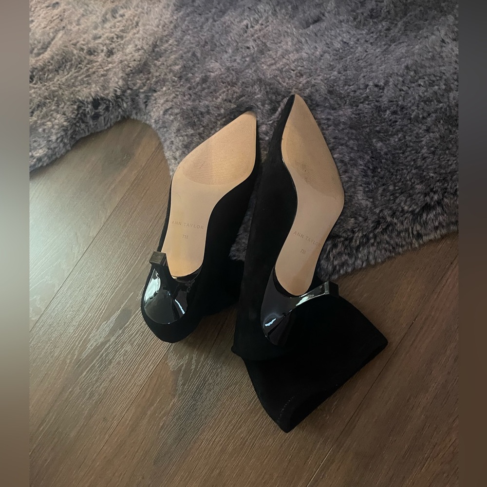 New without tags: Ann Taylor Microstretch Suede Pointy Toe Bootie - Picture 4 of 4